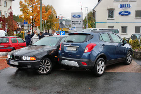 2015-10-15_Kreuztal_Siegener Straße_VUP_2 Pkw kollidiert_Foto_Hercher_4