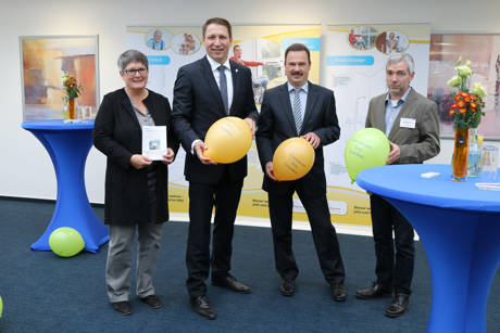 Die Neunkirchener Seniorenberaterin und Organisatorin der Aktionswoche Bettina Großhaus-Lutz, Bürgermeister Bernhard Baumann, Volker Schwarz von der Volksbank Siegerland und Gundolf Janz von der Wohnberatung Siegen-Wittgenstein (von links) bei der Eröffnung der Themenwoche zum Wohnen im Alter.