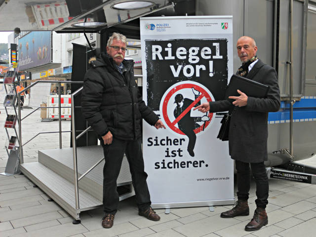 Lassen Sie sich von Ihrer Polizei beraten. Informationen zur Sicherung Ihres Hauses oder Ihrer Wohnung erhalten Sie während der normalen Bürodienstzeiten (Mo-Fr, 08.00 - 16.00 Uhr) beim Kommissariat Vorbeugung (Telefon 0271-7099-4800) der Kreispolizeibehörde Siegen-Wittgenstein.