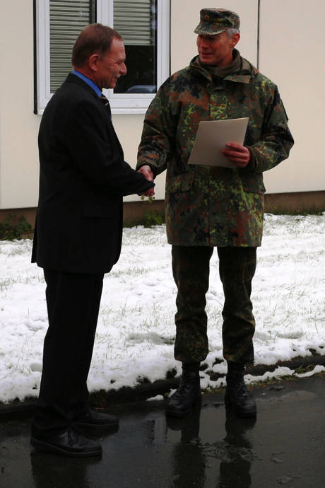 Der stellvertretende Kommandeur des Einsatzführungsbereich 2, Oberstleutnant Jörg Wagener (r.), dankte Jürgen Dittmann (l.) und übereichte ihm die offizielle Dankesurkunde anlässlich des 40-jährigen Dienstjubiläums am Luftwaffenstandort Erndtebrück. (Foto: Daniel Heinen)