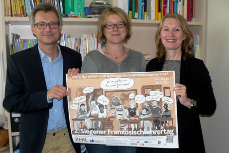 Prof. Dr. Dagmar Abendroth-Timmer, Prof. Dr. Britta Thörle und Prof. Dr. Christian von Tschilschke veranstalten den 2. Siegener Französischlehrertag. Das Plakat dazu hat der Schüler Jonathan Schmitz gezeichnet. (Foto: Uni)