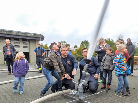 2015-10-25_Kirchen_Erlebnisnachmittag für Flüchtlinge bei der Feuerwehr Kirchen_Foto_PuMA VG-Feuerwehr Kirchen_01