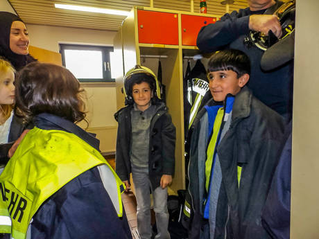 2015-10-25_Kirchen_Erlebnisnachmittag für Flüchtlinge bei der Feuerwehr Kirchen_Foto_PuMA VG-Feuerwehr Kirchen_04