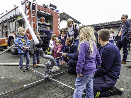 2015-10-25_Kirchen_Erlebnisnachmittag für Flüchtlinge bei der Feuerwehr Kirchen_Foto_PuMA VG-Feuerwehr Kirchen_05