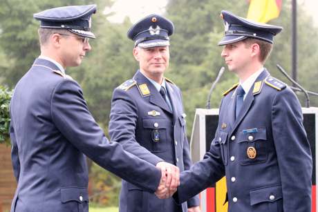 Der stellvertretende Kommandeur und Leiter der Einsatzgruppe des Einsatzführungsbereich 2, Oberstleutnant Jörg Wagener (M), übergab die Führung der Einsatzunterstützungsstaffel 22 von Major Volker Flohr (l.) an Hauptmann Franz-Josef Voißel (r.). (Foto: Daniel Heinen)
