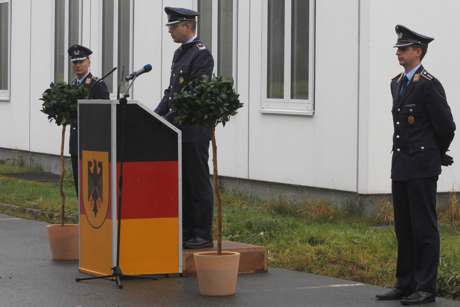 Die Ansprache des scheidenden Staffelchefs Major Volker Flohr (M). Eingerahmt durch den stellvertretende Kommandeur und Leiter der Einsatzgruppe des Einsatzführungsbereich 2, Oberstleutnant Jörg Wagener (l.) und den neuen Chef der, Einsatzunterstützungsstaffel 22, Hauptmann Franz-Josef Voißel (r.). (Foto: Peter Hanke)