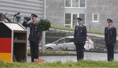 Dem stellvertretenden Kommandeur und Leiter der Einsatzgruppe des Einsatzführungsbereich 2, Oberstleutnant Jörg Wagener (2.v.l.), wird im Rahmen der Übergabe der Einsatzunterstützungsstaffel 22 von Major Volker Flohr (2.v.r.) an Hauptmann Franz-Josef Voißel (r.) gemeldet. (Foto: Peter Hanke)