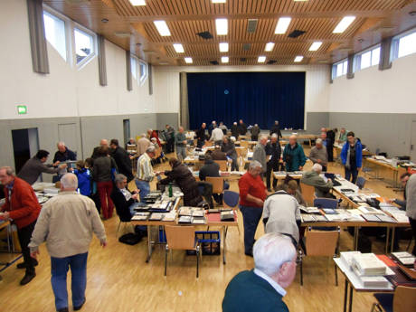 Tausch und Plausch in der gut gefüllten Georg-Heimann-Halle in Netphen. (Foto: Manfred Heide)