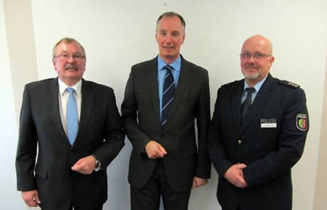 Dr. Matthias Heider zu Besuch bei der Kreispolizeibehörde Olpe v.l.: Landrat Frank Beckehoff, Dr. Matthias Heider, Polizeidirektor Diethard Jungermann. (Foto: Polizei)