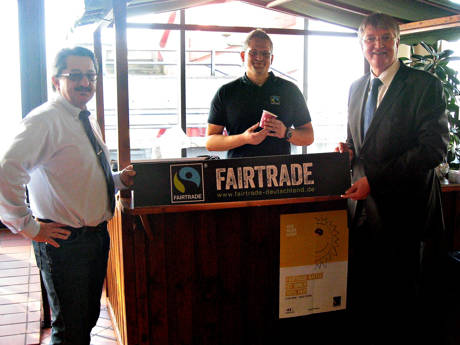 Elmar Köninger (Abteilungsleiter Gastronomie), Michael Tot (Fair Trade) und Detlef Rujanski (Geschäftsführer Studierendenwerk). (Foto: Studierendenwerk)