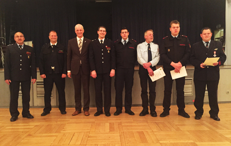 (v. l. Löschzugführer Volker Fuhrmann, der frisch gekürte Gemeindebrandinspektor Thorsten Schneider, Bürgermeister Christoph Ewers, der Leiter der Feuerwehr Tobias Klein, Jens Schumacher (Beförderung zum Unterbrandmeister), Jürgen Schumacher (Beförderung zum Hauptfeuerwehrmann), Max Heinz (Beförderung zum Oberfeuerwehrmann) und Sven Mönch (Feuerwehrehrenzeichen in Silber)