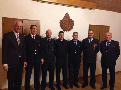 (v. l. Bürgermeister Christoph Ewers, der Leiter der Feuerwehr Tobias Klein, Sebastian Leicht (Feuerwehrehrenzeichen in Silber), Steven Komarek (Beförderung zum Feuerwehrmann), Johannes Reineke (Beförderung zum Brandmeister), stellv. Löschzugführer Lutz Schäfer (Feuerwehrehrenzeichen in Gold), Löschzugführer Jürgen Decker