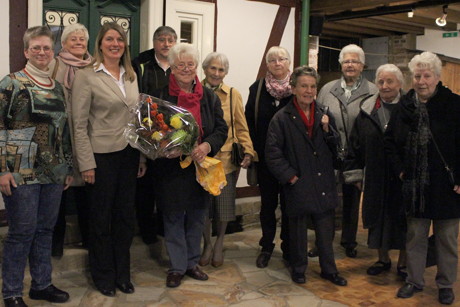 vorne, v.l.n.r.: Museumsleiterin Dr. Corinna Nauck und Wilnsdorfs Bürgermeisterin Christa Schuppler begrüßten Helene Hoffmann als 200.000. Besucherin des Museums. (Foto: Gemeinde Wilnsdorf)