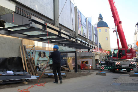 19 Meter lang und vier Tonnen schwer ist der Stahlträger für den neuen Karstadt-Steg, der jetzt mithilfe eines Autokrans eingebaut wurde. (Foto: Stadt Siegen)