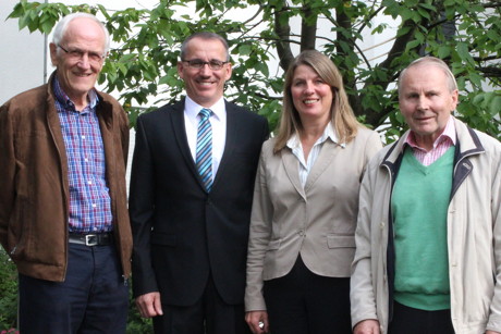 Sie können Frieden stiften in der Gemeinde Wilnsdorf: die Schiedsmänner Hans-Peter Reusch, Rüdiger Schneider und Werner Boller (v.l.n.r.), hier gemeinsam mit Bürgermeisterin Christa Schuppler. (Foto: Gemeinde Wilnsdorf)