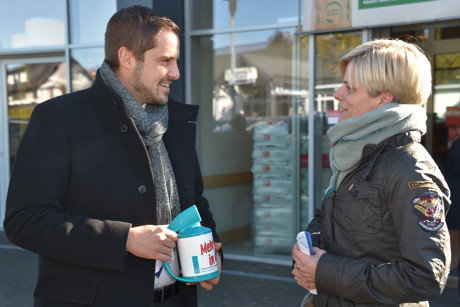 Auch die evangelische Pfarrerin der Gemeinde Erndtebrück, Kerstin Grünert (r.), zeigte sich gegenüber Bürgermeister Henning Gronau spendabel und findet es darüber hinaus wichtig, „dass die Mahnmale noch da sind, erhalten bleiben und die Erinnerung hochgehalten wird!“