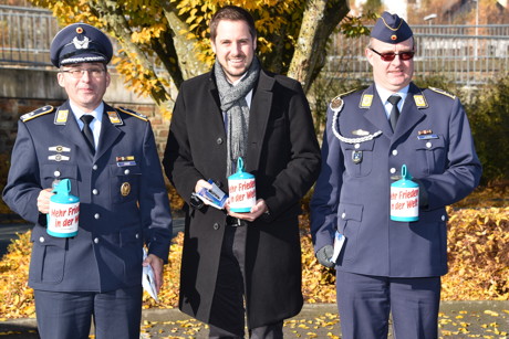 Zum Auftakt griffen der Bürgermeister der Edergemeinde, Henning Gronau (M), sowie der stellvertretende Standortälteste des Luftwaffenstandortes Erndtebrück, Oberstleutnant Michael Jäger (l.), und der Geschäftsführer des Volksbundes in der Kreisgruppe Siegen-Wittgenstein, Stabsfeldwebel Erhard Lauber (r.), selbst zur Sammelbüchse. (Fotos: Günter Lang)