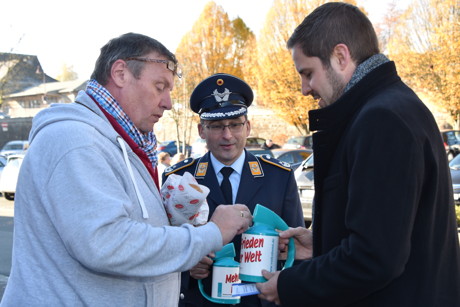 Michael Hagedorn (l.) war einer der ersten Spender, der dem Bürgermeister der Edergemeinde, Henning Gronau (r.) und dem stellvertretenden Standortältesten des Luftwaffenstandortes Erndtebrück, Oberstleutnant Michael Jäger (M), eine Spende in die Sammelbüchse steckte.