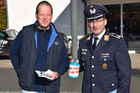 Da lacht nicht nur die Sonne. Bei bestem Wetter gelang der Start in die Sammlung in diesem Jahr ausgesprochen gut. Andreas Cromberg (l.) entrichtete gerade seinen Beitrag beim stellvertretenden Standortältesten des Luftwaffenstandortes Erndtebrück, Oberstleutnant Michael Jäger.