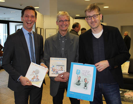 Ausstellungseröffnung mit Philipp Hubbe (r.), Landrat Andreas Müller (l.) und Martin Schneider, Vertrauensperson für Schwerbehinderte. (Foto: Kreis Siegen-Wittgenstein)