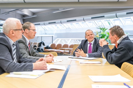 DHV-Präsident Prof. Dr. Bernhard Kempen (2. v. r.) im Gespräch mit Kanzler Ulf Richter, Helge Hartmann (l./Dezernat 4) und Rektor Prof. Dr. Holger Burckhart (r.). (Foto: Uni)