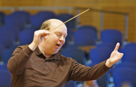 Die Philharmonie Südwestfalen spielt unter der musikalischen Leitung von Lothar R. Mayer. (Foto: privat)