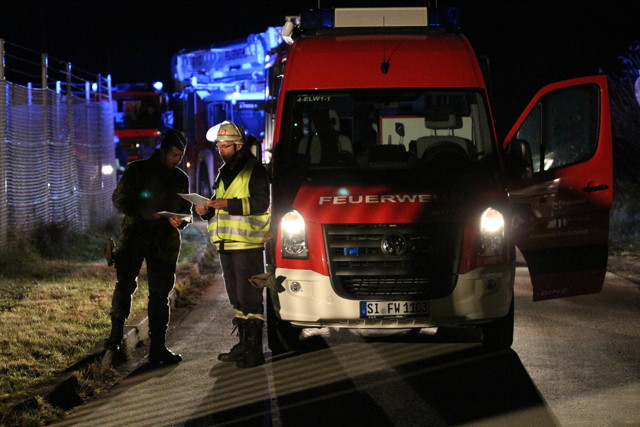 Einsatzkräften Ortskunde mit auf den Weg geben. Einweisung der Feuerwehr durch den Offizier vom Wachdienst (OvWa). (Foto: Daniel Heinen)