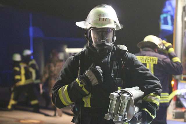 Respekt vor der Leistung der Rettungskräfte! Voll bepackt werden unter widrigen Bedingungen auch noch Verletzte aus dem Gefahrenbereich getragen. (Foto: Daniel Heinen)