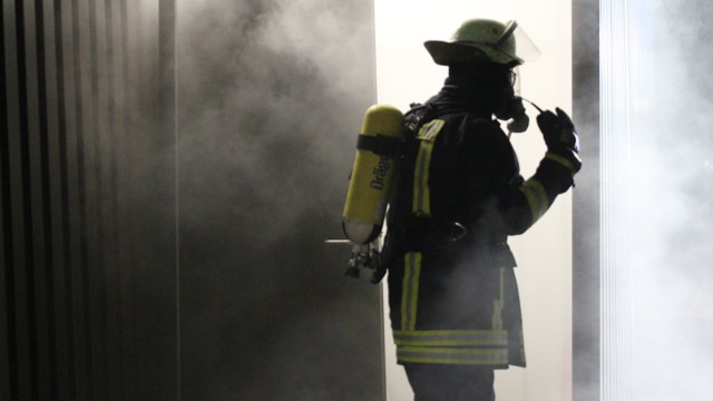Realistische Bedingungen. Um die Situation im Radargebäude so realistisch wie möglich darzustellen, griff der Brandschutzbeauftragte des Einsatzführungsbereich 2, Hauptfeldwebel Marwin Schneider, zu Nebelmaschine, Soundgenerator und Lichtanlage. (Foto: Daniel Heinen)