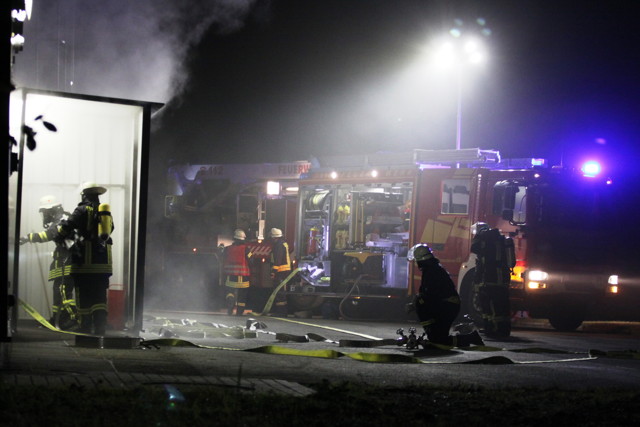 Die Einsatzkräfte der Erndtebrücker Feuerwehr verschaffen sich Zugang zum völlig verrauchten Radargebäude. (Foto: Peter Hanke)