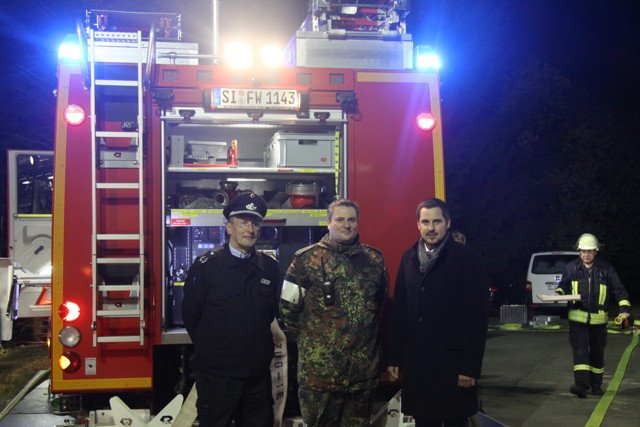 Interessierte Beobachter, (v. l.) Feuerwehr-Chef Karl-Friedrich Müller, Sicherheitsbeauftragter Hauptmann Frank Klein und Bürgermeister Henning Gronau. (Foto: Peter Hanke)