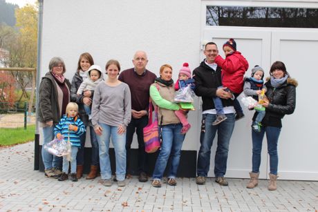 Auf dem Foto sind die drei Siegerkinder mit Familien und Vertreter des Kindergartens sowie des Heimat- und Bürgervereins zu sehen. (Foto: Heimat- und Bürgerverein Wilden)