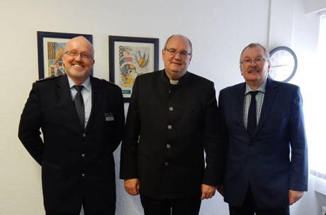 v.l.: Polizeidirektor Diethard Jungermann, Pfarrer Georg Wagener, Landrat Frank Beckehoff. (Foto: Polizei)