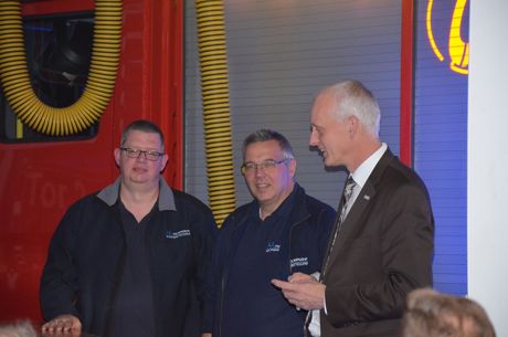v.l. Markus Schwarze (Löschzugführer), Thomas Heuschkel (Vorsitzender Förderverein), Christoph Ewers (Bürgermeister)