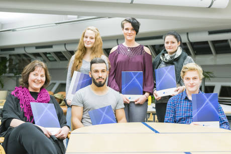 Lehrerin Claudia Collé (v.l.) und ihre erfolgreichen Schülerstudierenden Daniela Wagner, Emren Uzun, Janine Bläcker, Vanessa Pöttgen und Jonas Hüsch vom Beruflichen Gymnasium Wissen. (Foto: Uni)