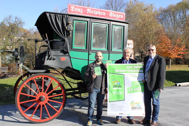 Stilecht präsentierten Alexander Fischbach (mundus.tv), Wolfgang Suttner (Kreis-Kulturreferent) sowie Klaus-Dieter Wern (Wern Group) die neue DVD. (Foto: privat)