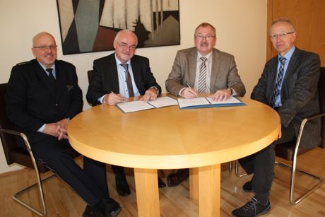 Polizeidirektor Diethard Jungermann (Abteilungsleiter Polizei), Folker Naumann (Wohnungsgenossenschaft Südsauerland eG), Landrat Frank Beckehoff (Leiter der Kreispolizeibehörde), Kriminaloberrat Jürgen Sterk (Leiter der Direktion Kriminalität) bei der Vertragsunterzeichnung (v.l.). (Foto: Polizei)