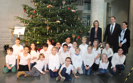 Spannender Ausflug nach Berlin – 20 Mädchen und Jungen der Spandauer Grundschule reisten gemeinsam mit Rektorin Annette Dürholt sowie den Klassenlehrern Jens Weber und Leyla Yavuz in die Hauptstadt und schmückten den Weihnachtsbaum im Deutschen Bundestag. (Foto: Kreis)