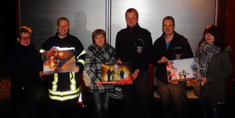 Wehrführern der 3 Löschzüge, Fotografin Sabrina Fuchs und die Fördervereinsvorsitzenden aus Brachbach und Niederschelderhütte mit dem Kalender. (Foto: Feuerwehr)