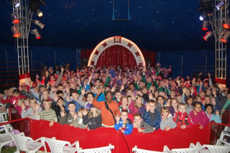 „Manege frei“ für Nachwuchs-Künstler: Im Rahmen der Projektwoche des Familienzentrums am Lindenberg geht es für rund 220 Kinder in die Zirkusmanege.