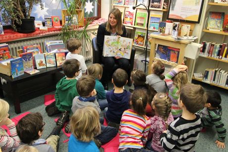 Anlässlich des Bundesweiten Vorlesetags lud die Bibliothek Wilnsdorf Kindergartenkinder ein. Als Vorleserin stellte sich Wilnsdorfs Bürgermeisterin Christa Schuppler zur Verfügung. (Foto: Gemeinde Wilnsdorf)