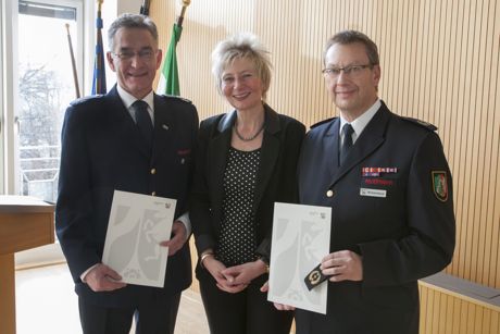 von links: Hartmut Ziebs, bisher Bezirksbrandmeister und ab dem 1. Januar 2016 Präsident des Deutschen Feuerwehrverbandes, Regierungspräsidentin Diana Ewert und Uwe Wiedenbeck, Bezirksbrandmeister ab dem 1. Januar 2016. (Foto: Bezirksregierung Arnsberg)