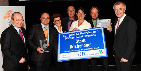 Verleihung des European Energy Awards im Krönungssaal des Aachener Rathauses. Von links: Lothar Schneider, Geschäftsführer der EnergieAgentur.NRW; Holger Menzel, Bürgermeister der Stadt Hilchenbach; Gisela Walsken, Regierungspräsidentin Bezirksregierung Köln, Rolf Schmitt, Sachgebietsleiter Hochbau und Stadtplanung, Gebäudemanagement und Energieeffizienz, Stadt Hilchenbach; Birgit Frerig-Liekhues, Klimaschutzmanagerin der Stadt Hilchenbach; Oliver Fischer, Energieberater der Stadt Hilchenbach; Johannes Remmel, Minister für Klimaschutz, Umwelt, Landwirtschaft, Natur- und Verbraucherschutz des Landes NRW. (Foto: EnergieAgentur.NRW)