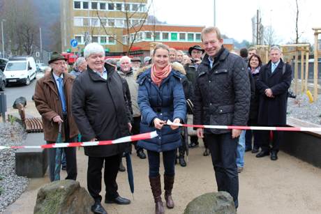 Bauleiterin Nina Fischer, Jürgen Stinner als Vertreter des „Runden Tisches“ in Eiserfeld und Bürgermeister Steffen Mues gaben bei einer Feierstunde den neuen „Bürgerpark“ in der Ortsmitte jetzt symbolisch frei. (Foto: Stadt Siegen)