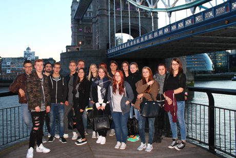 Sonnenuntergang an der Tower Bridge. Neben der Arbeit in charity-shops bot London den Schülern des höheren Handels viele Möglichkeiten. (Foto: Berufskolleg)