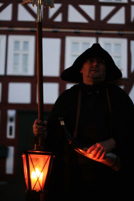 Am Samstag, 12.12.2015, ist der Burbacher Nachtwächter wieder unterwegs. Anmeldungen zur Nachtwächterführung nimmt die Tourist-Information der Gemeinde Burbach entgegen. (Foto: Gemeinde Burbach)