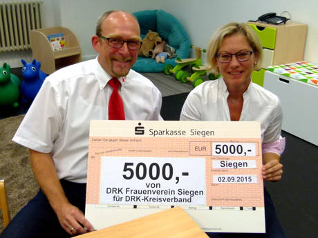 Die Vorsitzende des DRK-Frauenvereins Siegen, Sylvia Schürg (r.), überreichte an Kreisgeschäftsführer Ralf Henze (l.) einen Scheck über 5.000 Euro. (Foto: DRK)