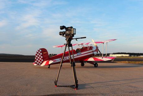 Kamera läuft: Die „Whisky-Delta“, eine 57 Jahre alte Bücker CASA 1.131 Jungmann, wartet auf ihre Besatzung. (Foto: Alex Kllank/biplanes.de)