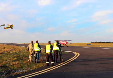 Anlauf holen für den Take-off. Das Team von Spiegel-TV war einen ganzen Tag auf dem Siegerlandflughafen zu Gast, um Szenen aus dem abenteuerlichen Leben von Thea Rasche nachzustellen. (Foto: Alex Klank/biplanes.de)