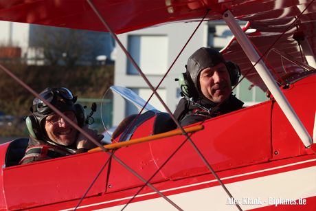 Augen zu und durch! Kameramann Jürgen Heck geht vor dem Flug noch mal die Sünden seiner Vergangenheit durch. Doch bei Pilot Friedrich Diehl (auf dem hinteren Sitz) war er in guten Händen. Aber auch für ihn galt: „Wer einmal die Welt durch die Tragflächen eines Doppeldeckers gesehen hat, wird nie wieder der gleiche Mensch sein." (Richard Bach) (Foto: Alex Klank/biplanes.de)